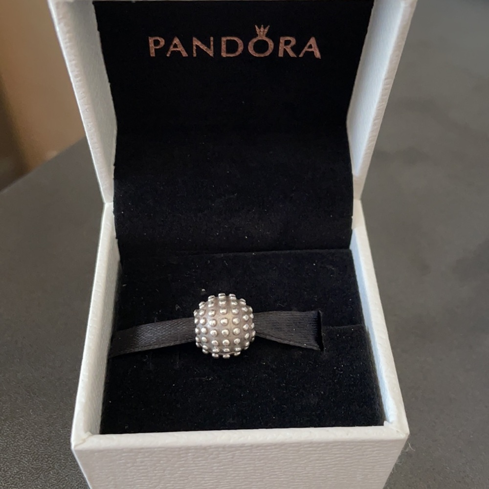 🌸 Authentic PANDORA studded clip charm